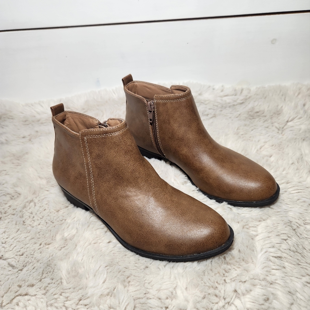 Sugar Tabby Women's Short Brown Booties